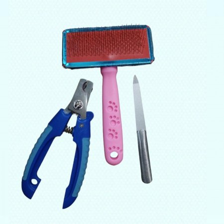 مقص ومشط ومبرد
